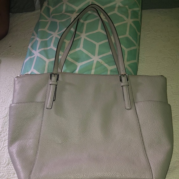 Michael Kors Jet Set Large in Grey - Picture 3 of 6